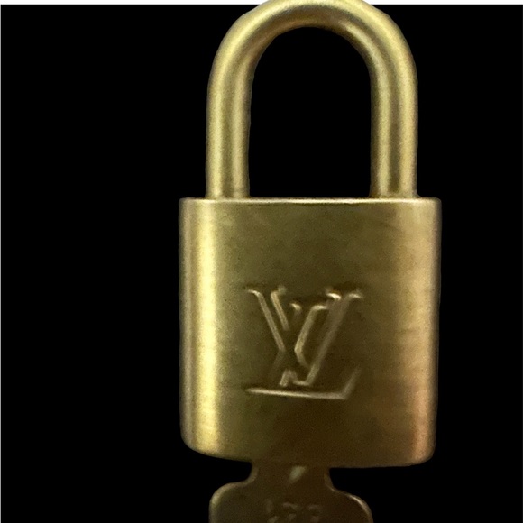 LV lock with key Paris key 331 nice love it 😍 - Picture 2 of 2